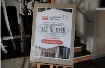 Plakat na sztaludze z napisem - Narodowe Czytanie 