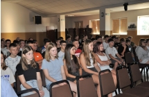Kilkudziesięciu młodych ludzi obserwujących scenę 