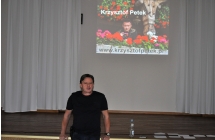 Mężczyzna na tle sceny 