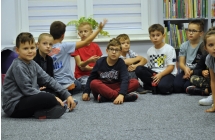 Grupa chłopców w bibliotece 