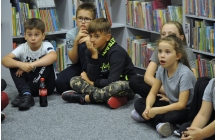 Pięcioro dzieci w bibliotece 
