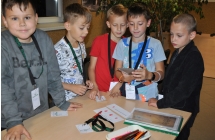 Pięcioro chłopców podczas rozwiązywania zagadek 