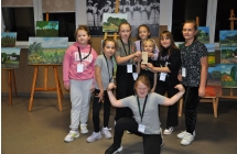 Grupa dziewczynek pozująca do fotografii z identyfikatorami 