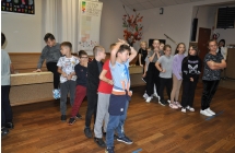 Grupa dzieci biorących udział w rozgrywkach sportowych 