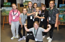 Grupa małych detektywów na sali widowiskowej 