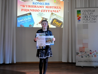 Dziewczynka na scenie z dyplomem