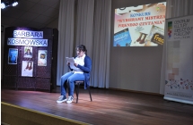 Dziewczynka czytająca na scenie 