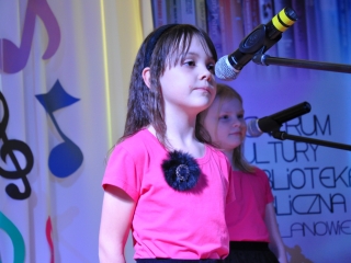 Dziewczynka śpiewająca do mikrofonu 