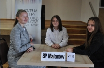 Trzy dziewczynki siedzące przy stoliku 