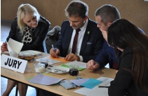 Dwie kobiety i dwoje mężczyzn przy stoliku z napisem - jury 
