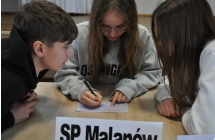 Dwie dziewczynki i chłopiec odpowiadający na pytania 