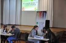 Dwie grupy uczniów, w każdej po trzy osoby 