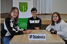 Dwie dziewczynki i chłopiec przy stoliku 