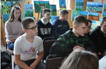 Uczennice i uczniowie siedzący na krzesełkach 