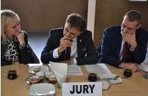 Dwoje mężczyzn i kobieta. Siedzą przy stole z napisem - jury 
