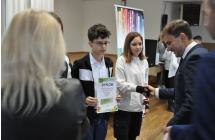 Mężczyzna wręczający nagrody dziewczynce