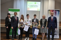 Uczniowie wraz z jury konkursu 