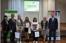 Uczniowie wraz z jury konkursu wiedzy o gminie 