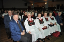 Goście koncertu świątecznego. Na zdjęciu w pierwszym rzędzie siedzi zespół ludowy w strojach