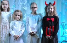 Cztery dziewczynki na scenie. Przebrane za diabełka oraz za aniołki 