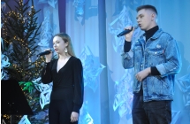 Duet wokalny na scenie - dziewczyna i chłopak 