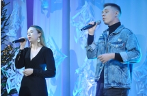 Duet wokalny na scenie. Dziewczyna i chłopak na tle świątecznej scenografii. 