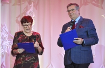 Dwójka konferansjerów na scenie - kobieta i mężczyzna