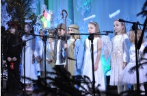 Grupa wokalna składająca się z dzieci przebranych za kolędników. Śpiewają na scenie w towarzystwie świątecznej scenografii. 
