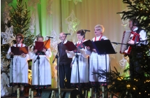 Zespół ludowy na scenie 
