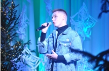 Młody mężczyzna śpiewający na scenie 
