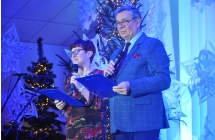 Konferansjerzy na scenie - kobieta i mężczyzna 