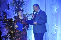 Dwoje konferansjerów na scenie 