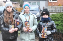 Trzy kwestujące dziewczyny. Kwestują przed kościołem 