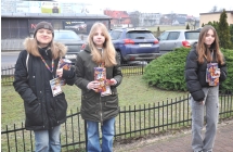 Trzy kwestujące dziewczyny. Kwestują przed kościołem 