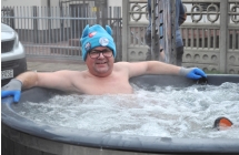 Uśmiechnięty mężczyzna siedzący w zewnętrznym jacuzzi 