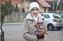 Uśmiechnięta dziewczynka trzymająca puszkę WOŚP 