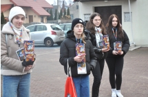 Cztery kwestujące dziewczynki