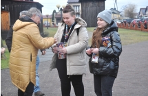 Kobieta wrzucająca do puszki wolontariuszy pieniądze. Akcja WOŚP 