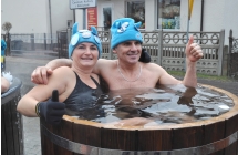 Kobieta i mężczyzna podczas morsowania w bali z zimną wodą 
