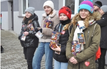 Cztery kwestujące osoby. Stoją przy budynku CKiBP w Malanowie 
