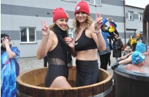Dwie kobiety w bali z zimną wodą - morsują