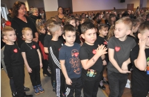 Publiczność WOŚP, oraz lokalni artyści przygotowujący się do występu na scenie 