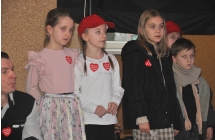 Dzieci oglądające występy artystyczne 