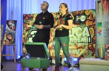 Mężczyzna i kobieta na scenie - prowadzący licytacje 