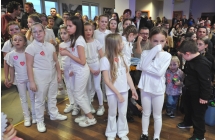 Dziecięca grupa taneczna na sali CKiBP, za nimi publiczność 