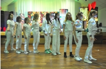 Dziewczęca grupa taneczna na parkiecie CKiBP w Malanowie 