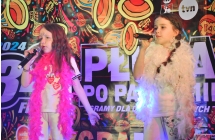 Dwie dziewczynki na scenie - wykonują utwór wokalny 