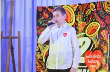Elegancko ubrany chłopiec na scenie CKiBP w Malanowie 