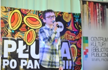 Chłopiec podczas wykonywania piosenki na scenie CKiBP w Malanowie 