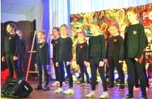 Dziecięca grupa taneczna na scenie 
